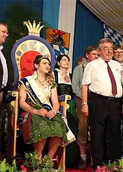 Lena I. ist auch in der Saison 2018/2019 wieder Schrobenhausener  Spargelkönigin  (©Foto.Martin Schmitz)